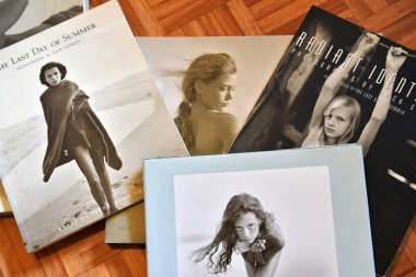 MADRID, İspanya - 12 Mayıs 2022: Fotoğrafçı Jock Sturges 'in bazı kitapları