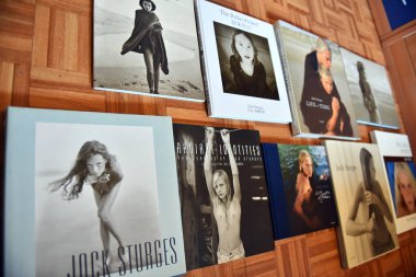 MADRID, İspanya - 20 Nisan 2022: Fotoğrafçı Jock Sturges 'in bazı kitapları
