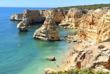 Portekiz algında güzel bir sahil.