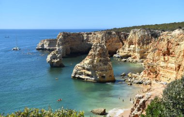 Portekiz algında güzel bir sahil.