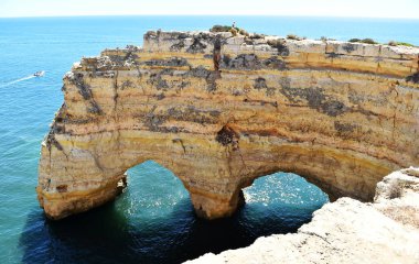 Portekiz algında güzel bir sahil.