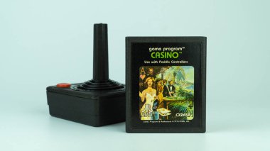 İstanbul, Türkiye - Temmuz 2022: Atari oyun Kumarhanesi ve Atari 2600 Video Oyun Sistemi için bir joystick