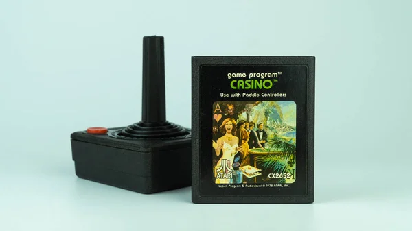 İstanbul, Türkiye - Temmuz 2022: Atari oyun Kumarhanesi ve Atari 2600 Video Oyun Sistemi için bir joystick