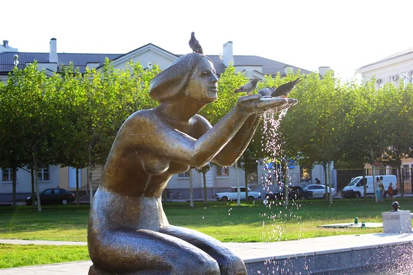 Novorossiysk. Escultura-fonte "Dando água" na orla ... — Fotografia de Stock