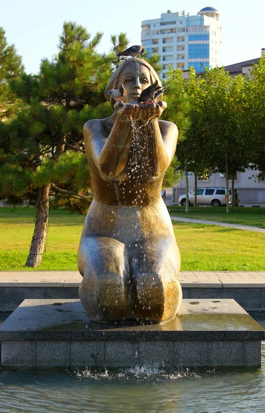 Noworossijsk. Skulptur-Brunnen "Wasser spendend" am Wasser — Stockfoto