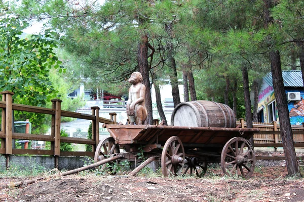 Escultura de un mono en un carro con un barril — Foto de Stock