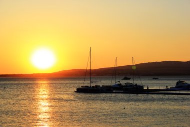 Deniz kenarında gün batımı