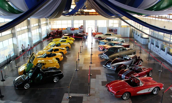 Exposição de carros antigos no edifício em Novorossiysk Sea Port em agosto 2012 — Fotografia de Stock