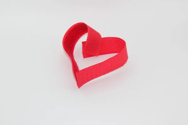 빨간 테이프, 흰색 바탕에 심 혼의 형태로 접혀 — 스톡 사진