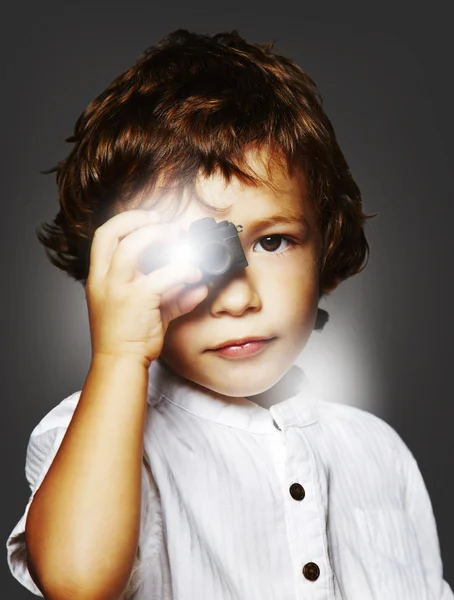 Niño pequeño con una pequeña cámara fotográfica — Foto de Stock