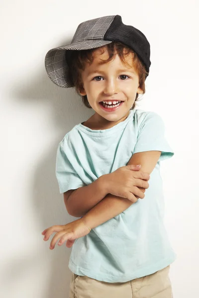 Niño pequeño con gorra —  Fotos de Stock