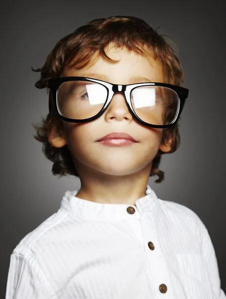 Kleine jongen met bril — Stockfoto