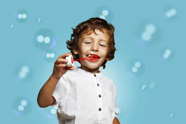 Kleine jongen met zeepbellen — Stockfoto