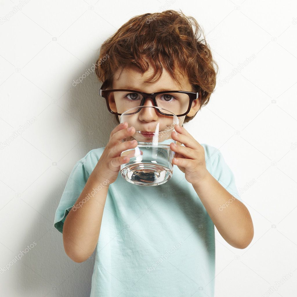 Niño bebiendo agua de un vaso - Bebe Innova S.L