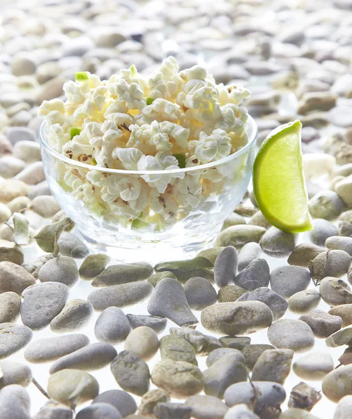 Popcorn mit Limette — Stockfoto