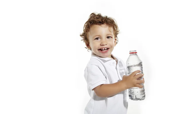 Ritratto di un ragazzo carino con una bottiglia di acqua rinfrescante isolato su sfondo bianco — Foto Stock