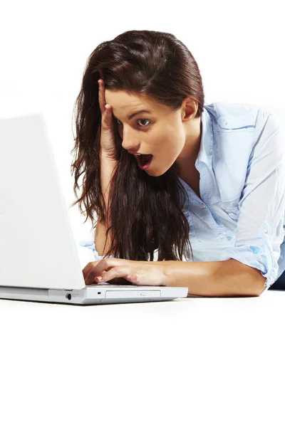 Portret atrakcyjna młoda kobieta kłamliwy w dół i za pomocą laptopa — Zdjęcie stockowe