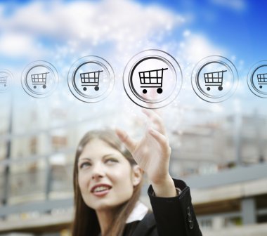 iş kadını sembol modern online pazarlama ve alışveriş sepeti düğmesini