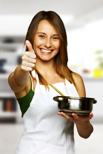 Jovem mulher cozinhar comida saudável - sinal ok — Fotografia de Stock