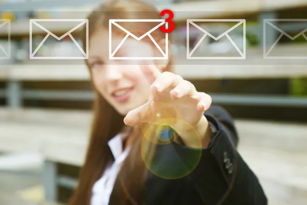 Mujer de negocios presionando iconos de correo electrónico con fondo virtual — Foto de Stock