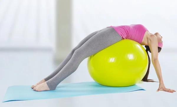 Пилатес женщина стабильность мяч тренажерный зал упражнения йоги девушка — стоковое фото