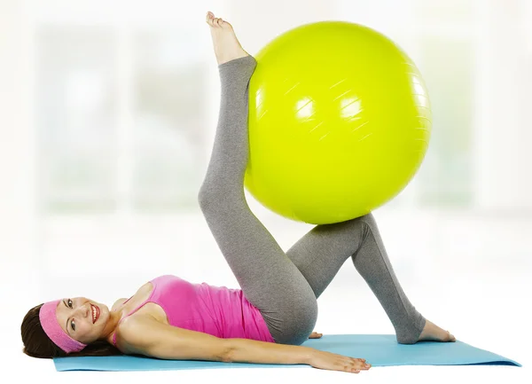 Attraktiva passar kvinnan pilates motion isolerade — Stockfoto