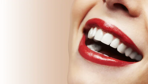Mulher sorrindo com grandes dentes no fundo branco — Fotografia de Stock