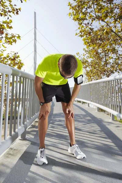 Hombre descansando después de correr — Foto de Stock