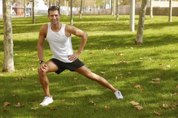 Hombre del deporte estirándose en el parque - conceptos de fitness —  Fotos de Stock