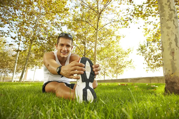 Homme sportif s'étirant au parc - concepts de fitness — Photo