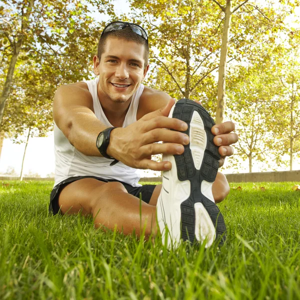 Sport man stretching på park - fitness begrepp — Stockfoto