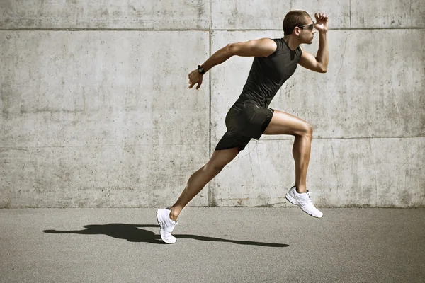 Uomo sportivo che inizia a correre Foto Stock