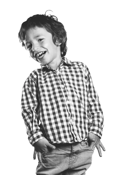 Criança rindo com as mãos nos bolsos. Cores preto e branco . — Fotografia de Stock