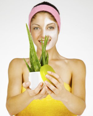 aloe vera ile güzel bir genç kadın