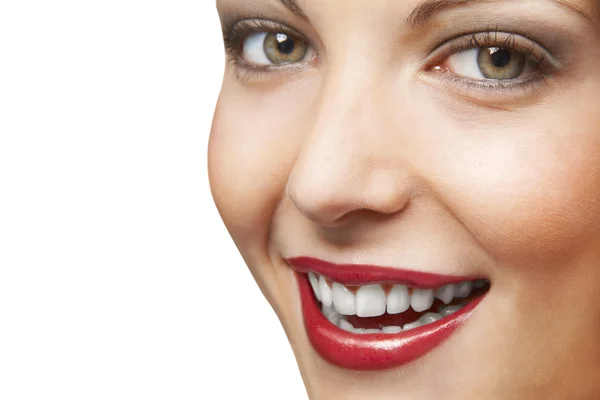 Atractivo retrato de mujer sonriente sobre fondo blanco —  Fotos de Stock