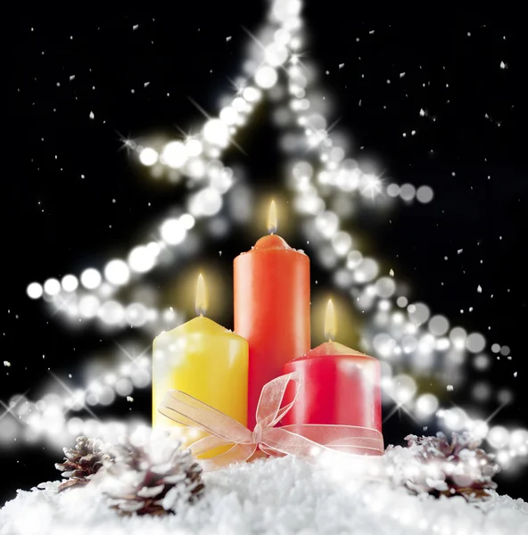 Luz de la vela y árbol de Navidad — Foto de Stock