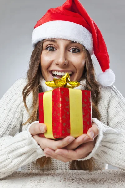 Женщина в Санта-Шляпе и рождественском подарке — стоковое фото
