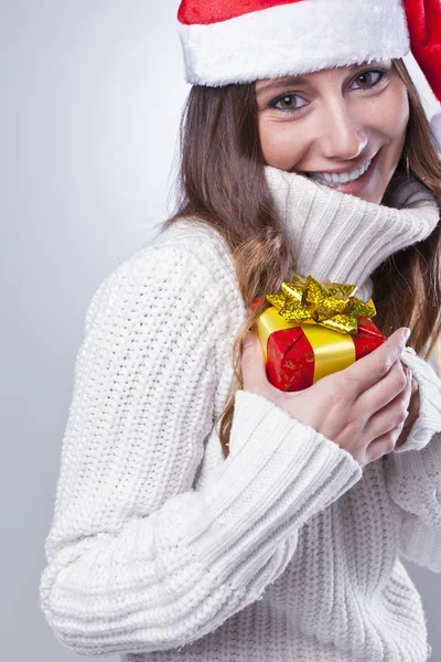 Усміхнена молода різдвяна жінка з капелюхом Санта — стокове фото