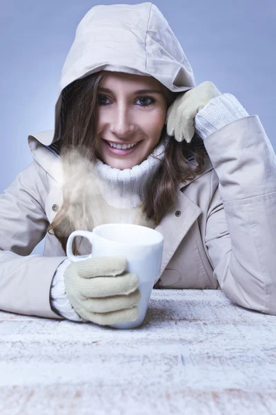Young woman drinking hot coffee in winter — Stock Photo, Image