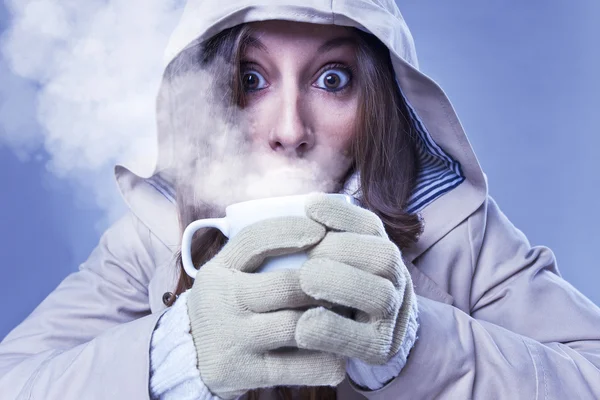 Young woman drinking hot coffee in winter — Stock Photo, Image