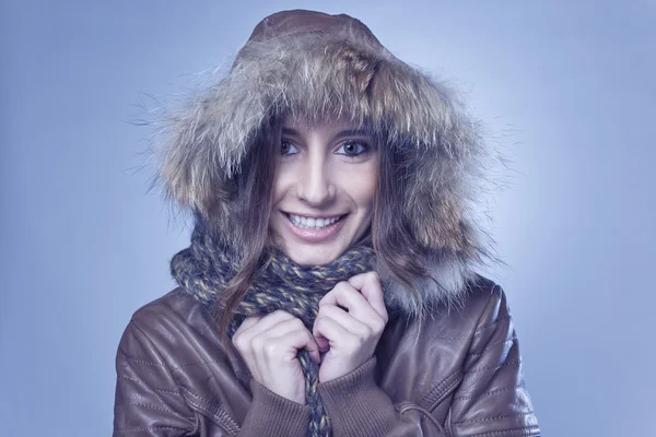快乐的年轻女人穿的冬天 — 图库照片