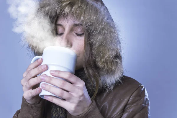 Young woman in winter clothes drinking a hot coffe — Stock Photo, Image