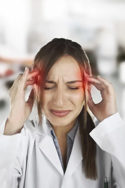 Ärztin mit Kopfschmerzen im Krankenhaus — Stockfoto