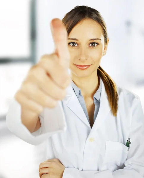 Médico. Joven doctora haciendo OK — Foto de Stock