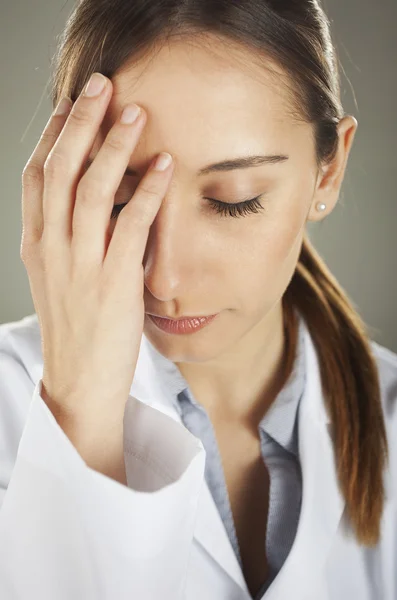 Medical woman with headache at hospital — Stock Photo, Image