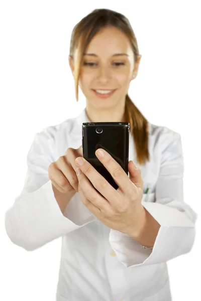 使用智能手机的一个年轻的微笑着医生的肖像 — 图库照片