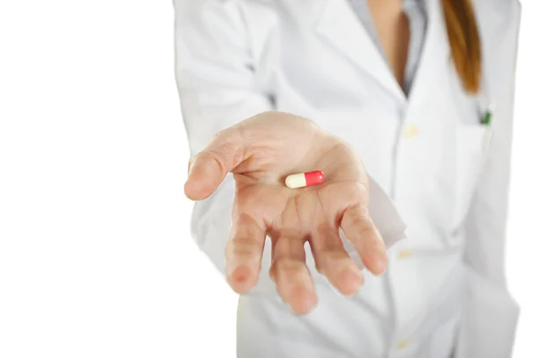 Mujer médica con píldora en la mano — Foto de Stock