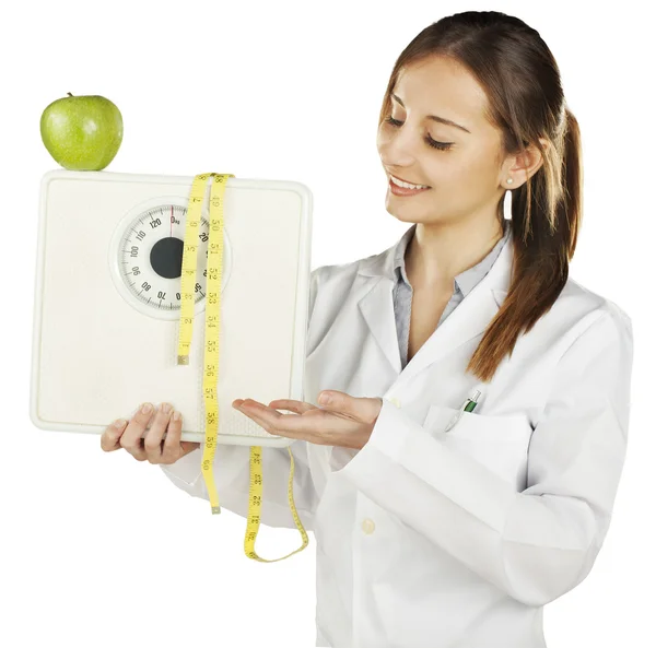 Ernährungswissenschaftlerin zeigt Gewichtswaage und grünen Apfel — Stockfoto