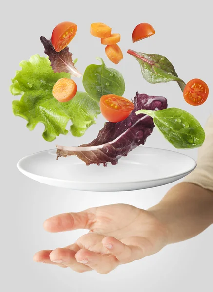 Salada leve com legumes flutuantes — Fotografia de Stock