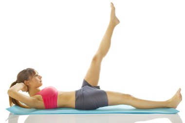 Pilates egzersiz yaparak genç fitness kadın